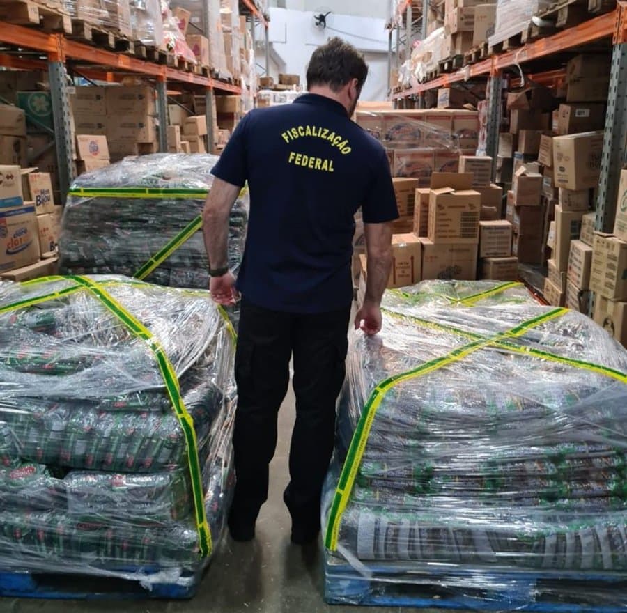 Fiscalização federal conferindo produtos em um depósito